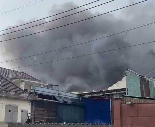 Scene of the company factory fire in Binh Duong ward, Ho Chi Minh City. Photo: Reader provided
