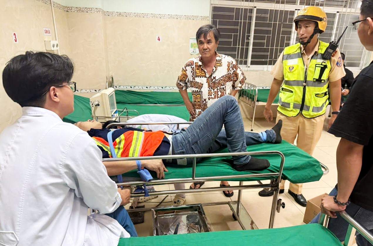 Thanks to the support of the traffic police force, the victim was taken to the hospital in time. Photo: Hoai Thanh