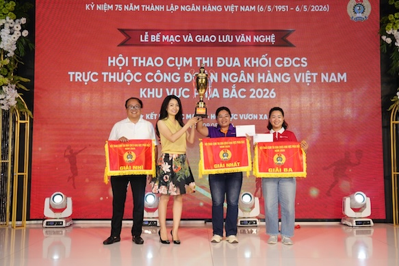 Ms. Nguyen Khanh Chi - Standing Vice President of the Vietnam Bank Union (2nd from the left) presents the Team Award at the Sports Festival. Photo: Le Minh