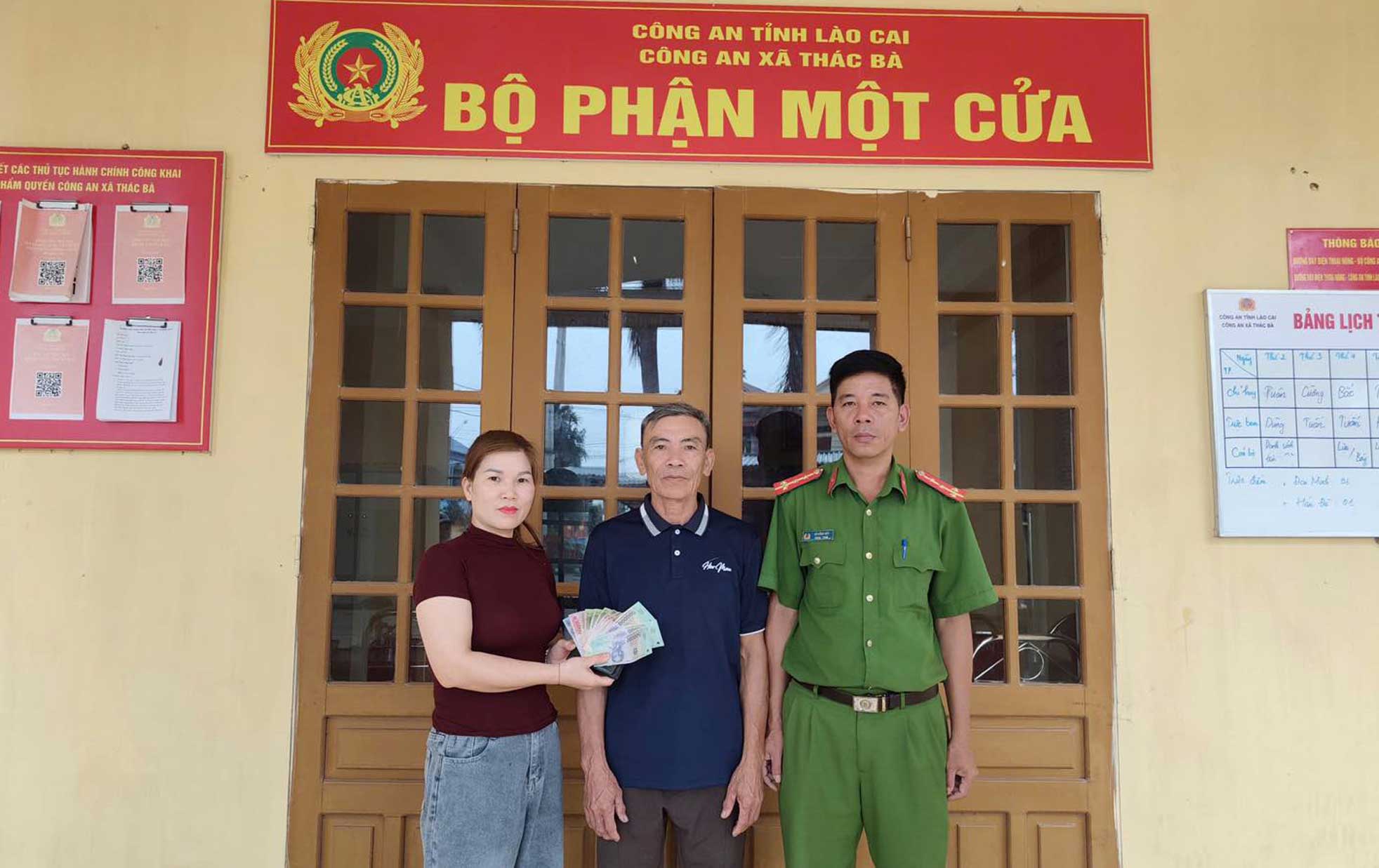 Chị Lò Thị Toát cùng Công an xã Thác Bà trao trả tài sản cho người dân đánh rơi. Ảnh: Công an Lào Cai