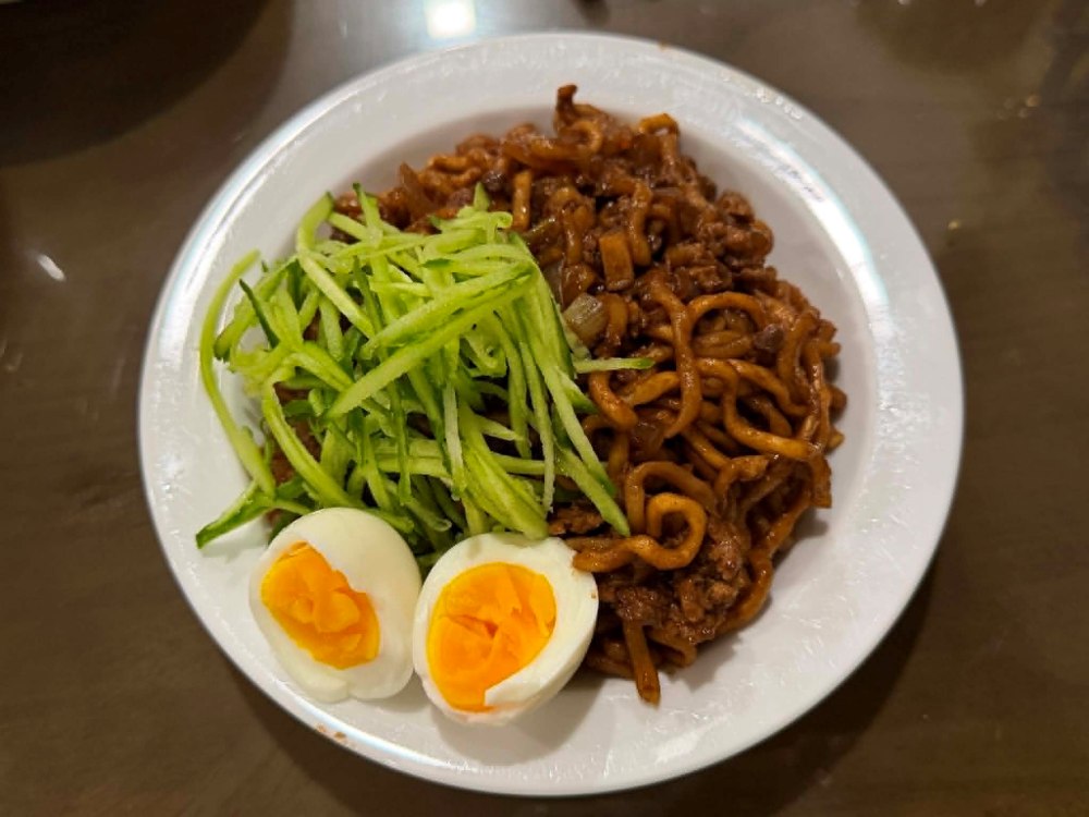 검은 간장 라면. 사진: 민짱.