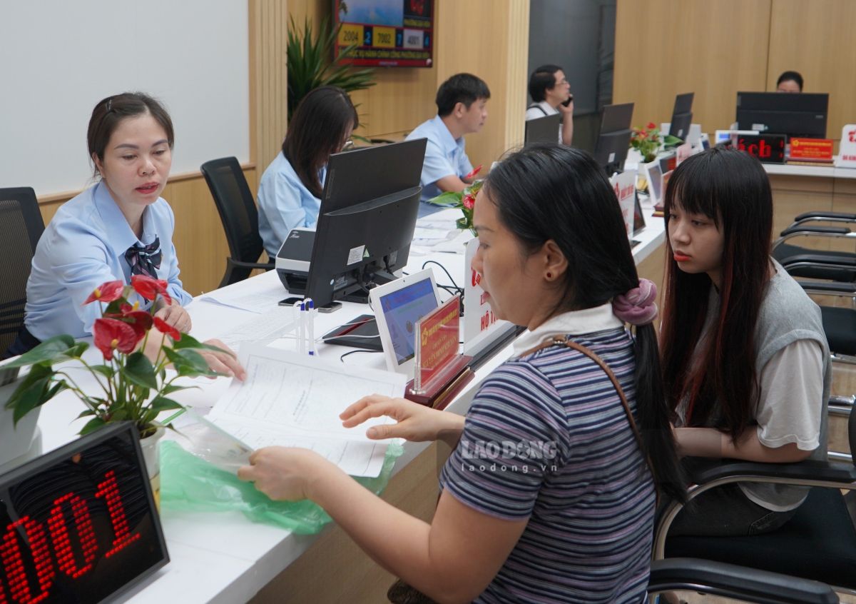 Currently, many localities are arranging and resolving regimes for non-specialized people at the commune level. In the photo: Public administrative service center of Gia Vien ward, Hai Phong city. Photo: Mai Dung