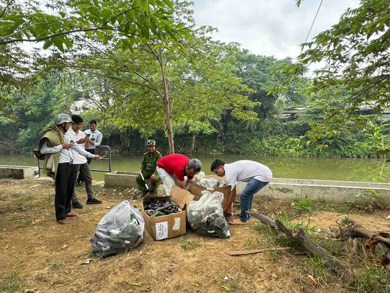Functional forces handle the man who threw beer bottles into the river. Photo: Sy Toan.