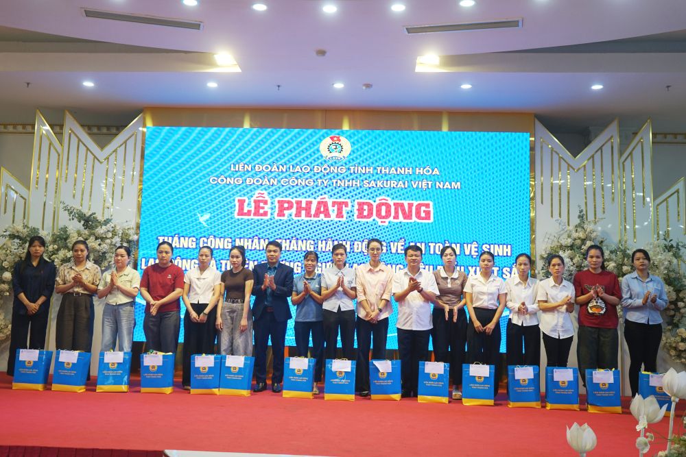 Đại diện lãnh đạo LĐLĐ tỉnh Thanh Hóa, Công ty TNHH Sakurai Việt Nam và Công đoàn Công ty trao quà đến đoàn viên, người lao động khó khăn tại chương trình. Ảnh: Quách Du