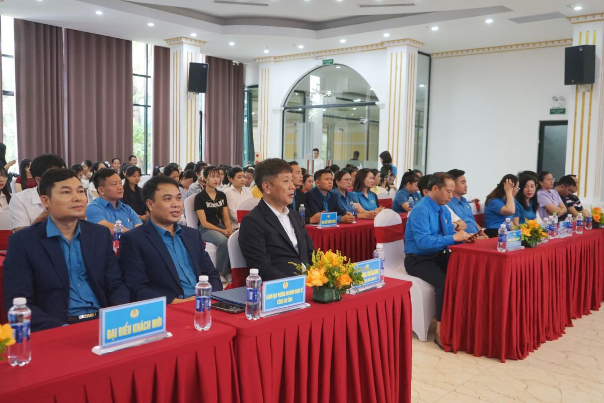 Các đại biểu tham dự chương trình. Ảnh: Quách Du