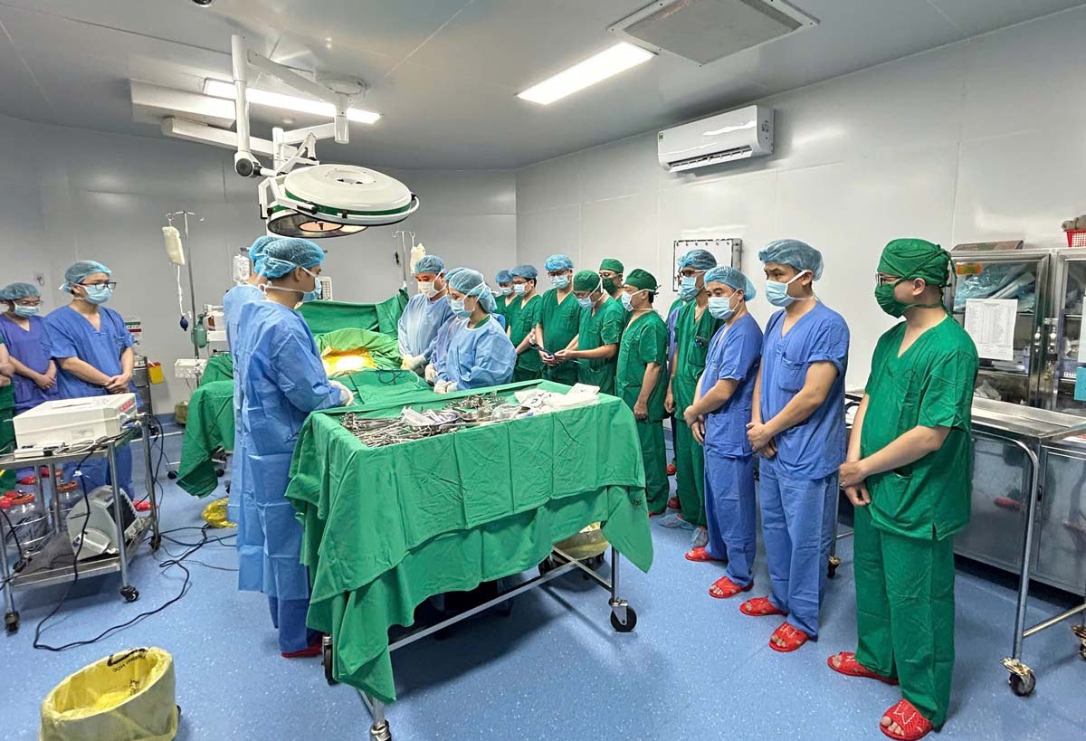 Doctors and nurses bow their heads in gratitude to organ donors. Photo: Quang Ninh General Hospital