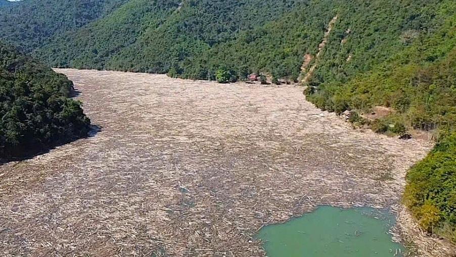 Drifting waste accumulated on the Bản Vẽ hydropower reservoir (Nghệ An) is estimated to be about 30,000 m3 after major floods in 2025. Photo: Ngọc Anh