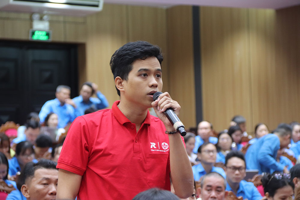 Mr. Le Ban Thien, a worker at Rieker Vietnam Company, expressed concern about the lack of suitable nurseries for workers' shifts. Photo: Tran Thi