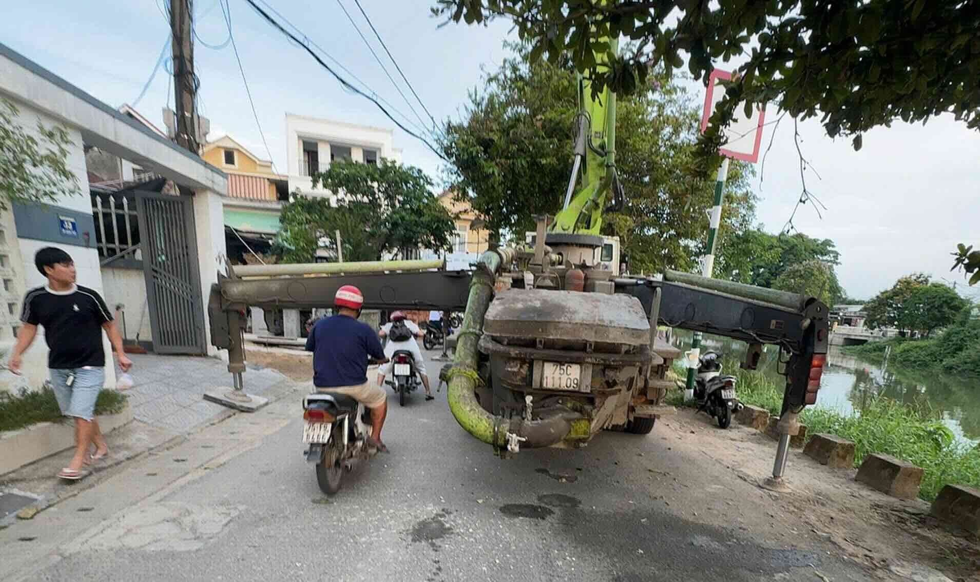Sanción a los camiones bomba de hormigón que bloquean la carretera causando congestión en Hue. Foto: V. Van.