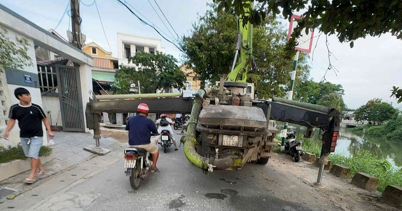 Phạt xe bồn bê tông gây ùn tắc sau phản ánh của Báo Lao Động