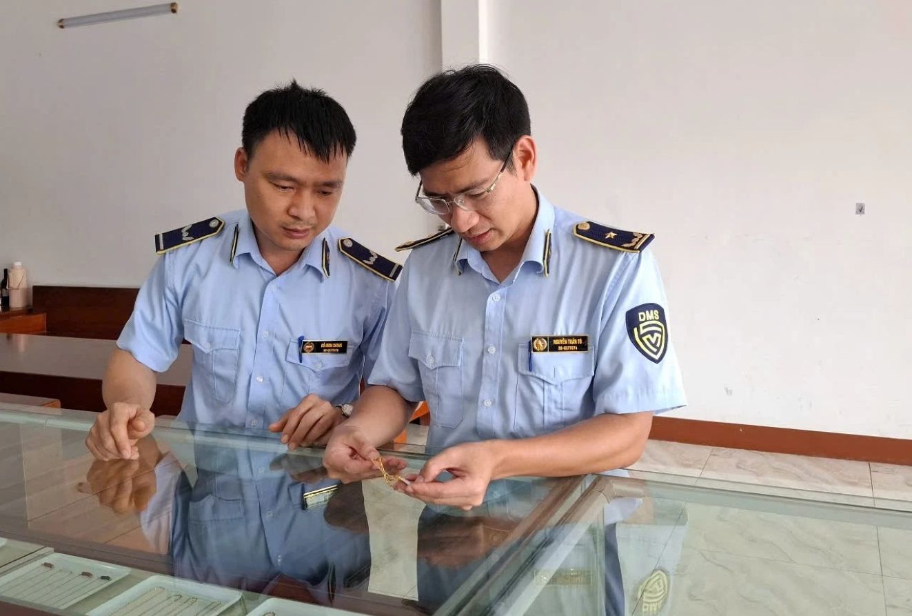 Market Management Team No. 6 officials inspect and discover gold business establishments of unknown origin. Photo: Thanh Hoa Market Management