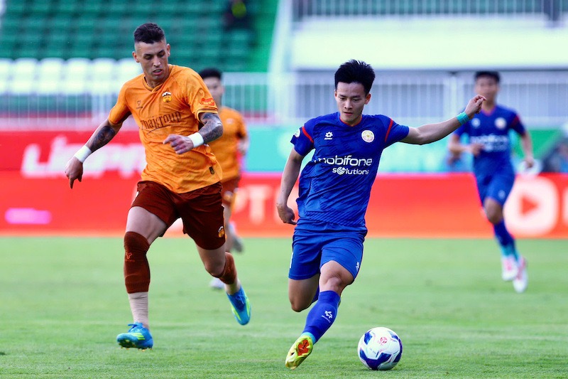 Hoang Anh Gia Lai meets PVF-CAND in round 22 of V.League. Photo: Minh Dan