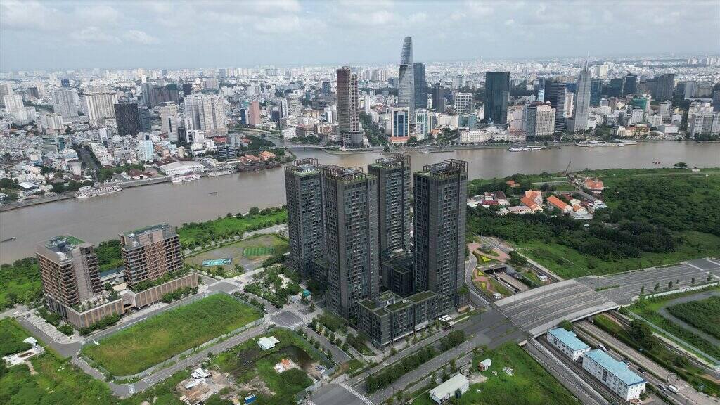 ホーチミン市内の多くの不動産プロジェクトには、商業サービス部分とマンションが統合されています。写真:フウ・チャン