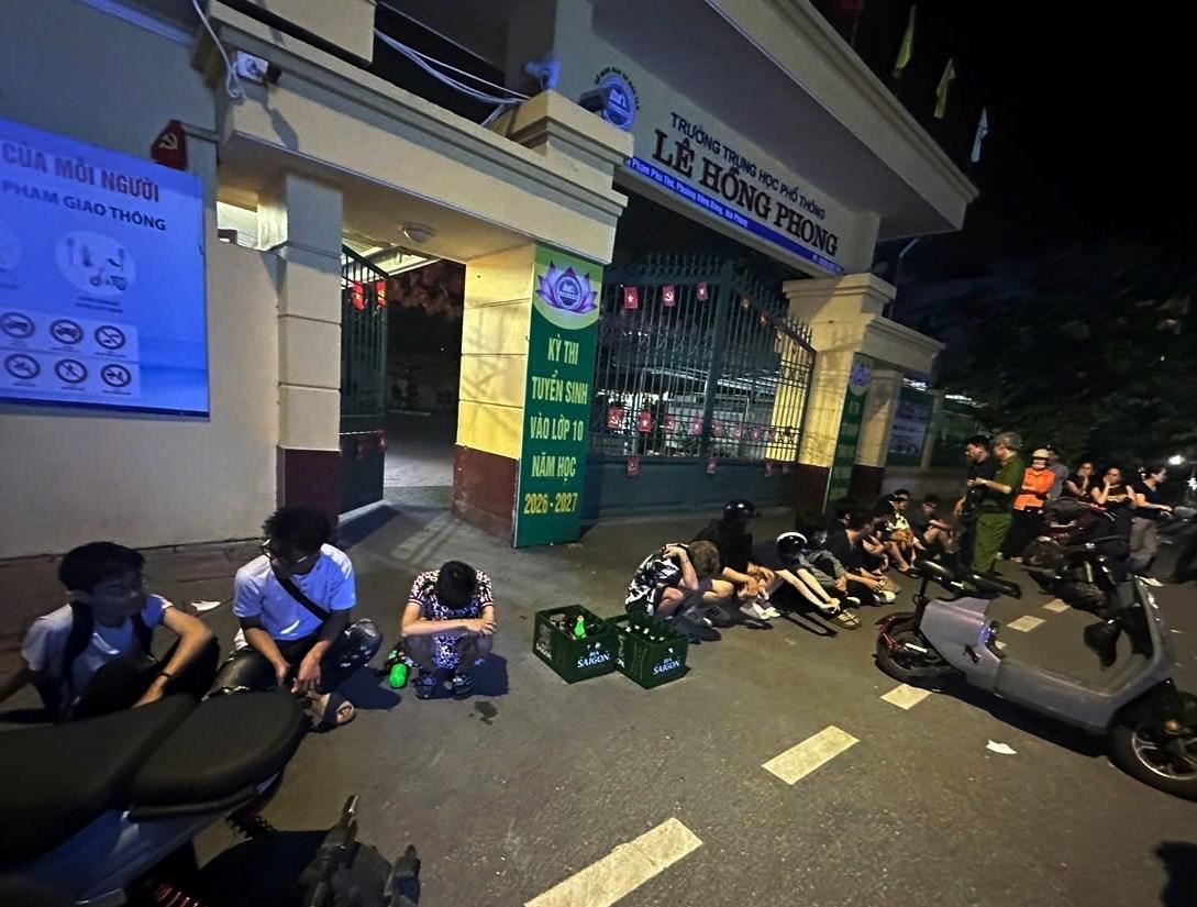 HP22 City Police prevent 2 groups of young people from gathering and using bottles to prepare to fight. Photo: Hai Phong Police