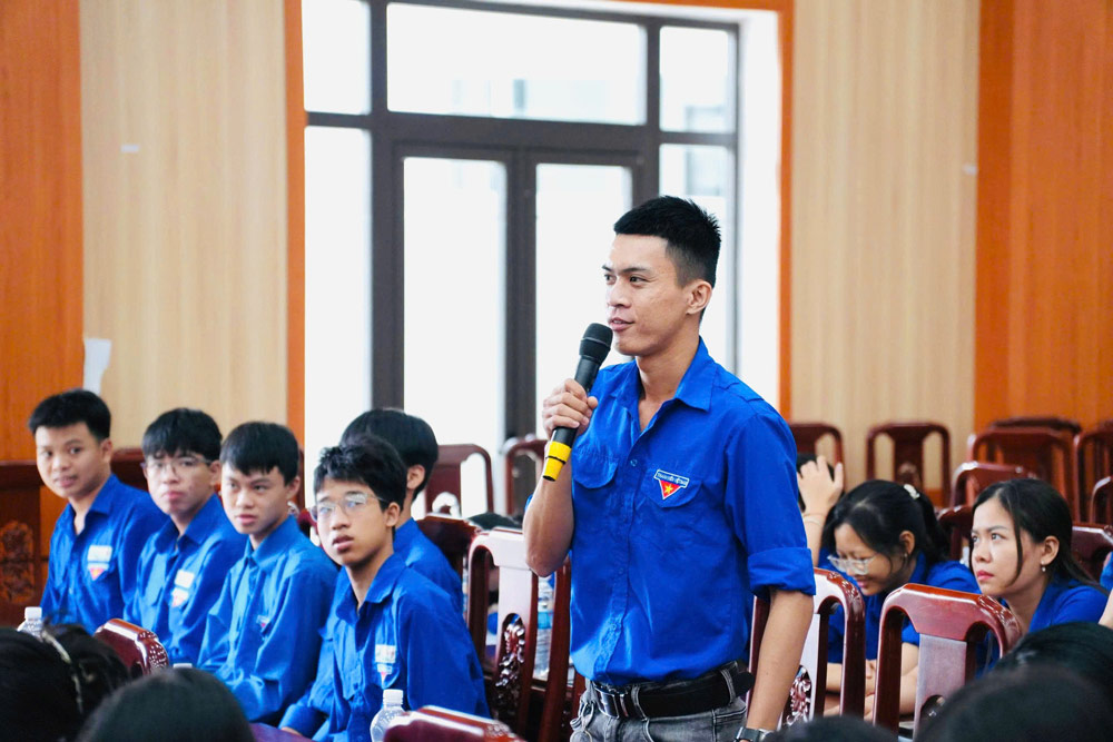 Thanh niên đặt câu hỏi với các doanh nghiệp tại Diễn đàn. Ảnh: Công đoàn Nam Phước