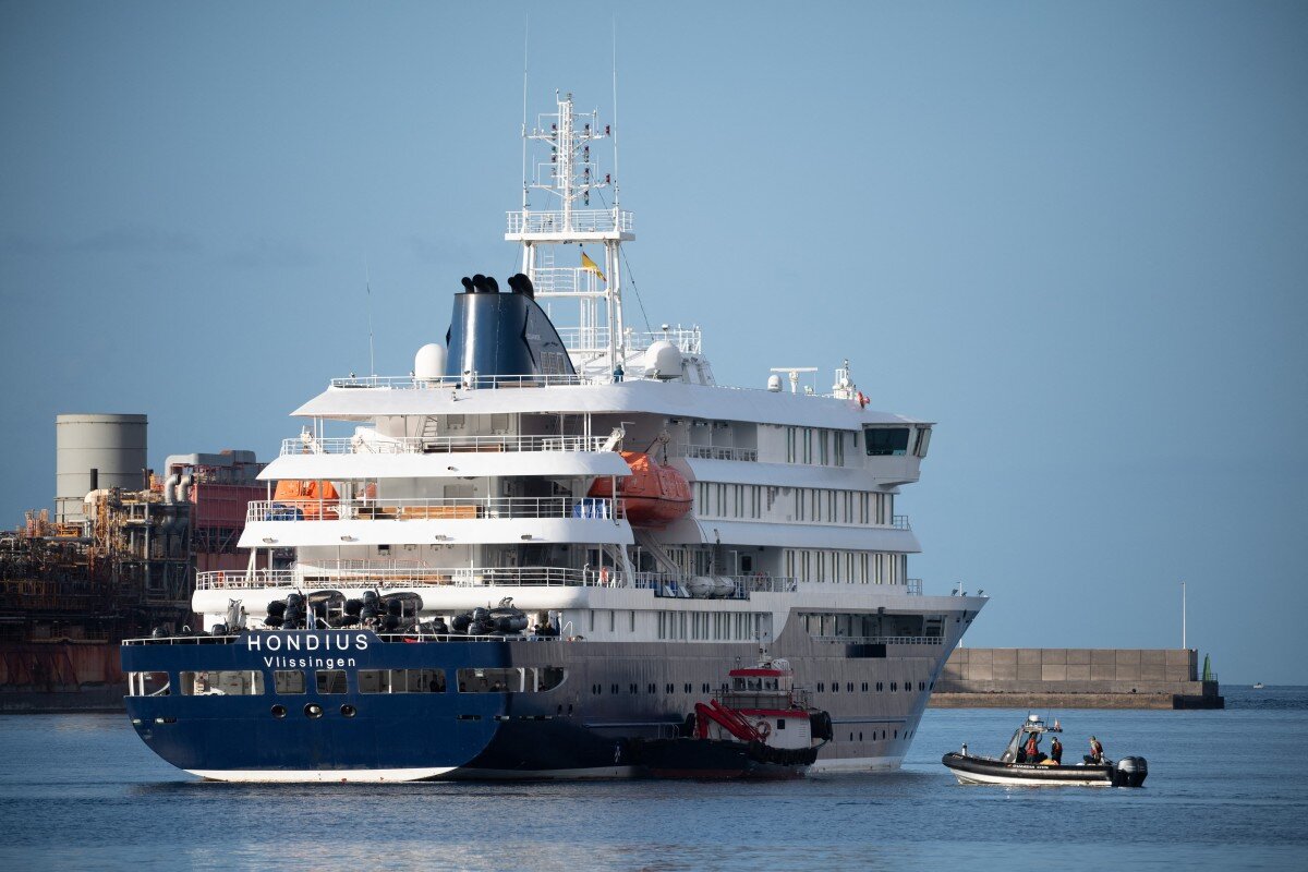 Boats approach the Dutch-flagged cruise ship MV Hondius infected with the hantavirus after it docked at the industrial port of Granadilla de Abona on Tenerife Island in the Canary Islands of Spain on May 10, 2026. Photo: AFP