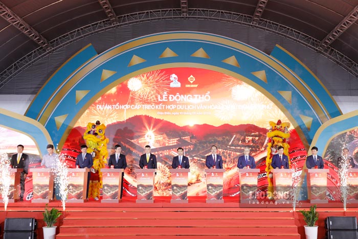 Member of the Party Central Committee, Deputy Prime Minister Nguyen Van Thang and leaders of Dien Bien province and Sun Group press the button to start the cable car project. Photo: Quang Dat