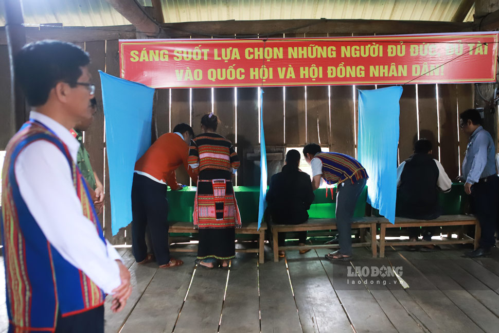 Các cử tri thôn O2 (xã Vĩnh Sơn) bỏ phiếu bầu cử, chọn người tài đức cho đất nước. Ảnh: Hoài Phương