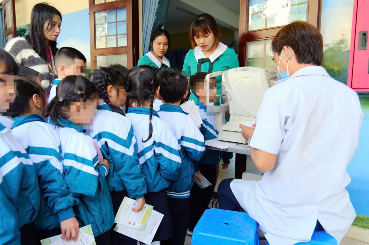 Trẻ em, học sinh là một trong những đối tượng được ưu tiên khám sức khỏe định kỳ, khám sàng lọc miễn phí. Ảnh: An Nhiên 