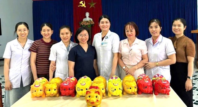 Công đoàn cơ sở Trung tâm Y tế khu vực Duy Xuyên, Đà Nẵng hưởng ứng mô hình “Heo đất Công đoàn - Đồng hành sẻ chia”. Ảnh: Công đoàn Nam Phước