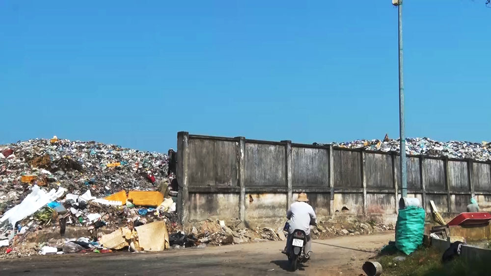 Waste accumulates in mountains in many communes in Da Nang, becoming a constant concern for local people. Photo: Tran Thi