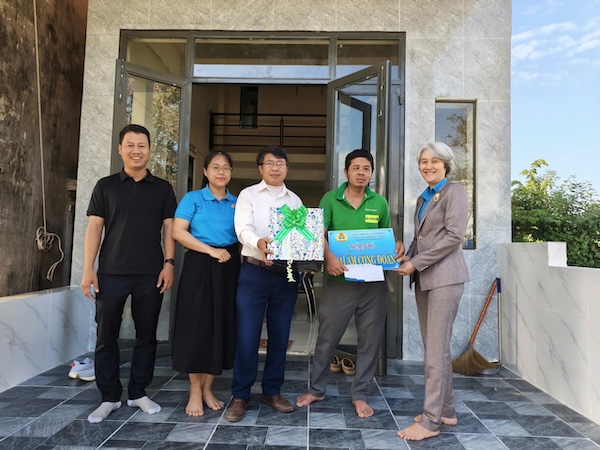 Anh Lê Hoàn Giang (bìa trái) - Chủ tịch Công đoàn Công ty TNHH MTV Sedo Vinako (Đà Nẵng) cùng đại diện lãnh đạo Công ty trao tặng Mái ấm Công đoàn cho người lao động. Ảnh: NVCC