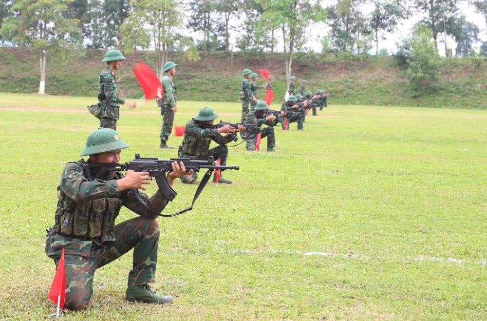 第1軍管区は、2026年の「3つの爆発音」検査の組織と方法を統一しました。写真は、AK短機関銃(STV-380)射撃検査の内容で動作を実行する新兵です。記事1。写真:第1軍管区