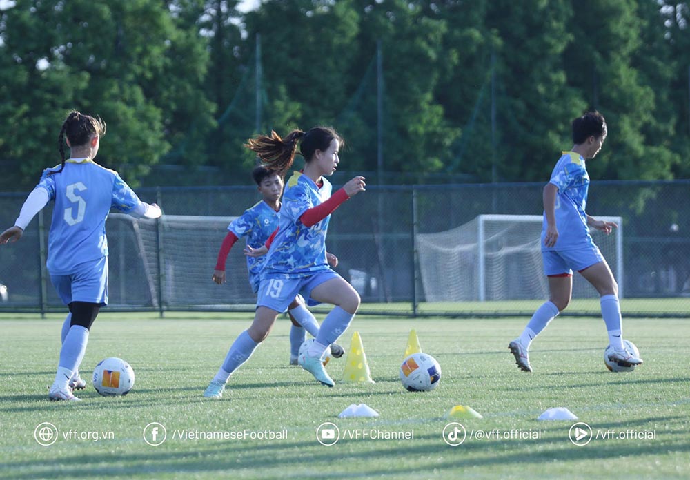 Vietnam U17 women's team actively improves tactics before the quarter-final match against Australia at the 2026 Asian Championship. Photo: VFF