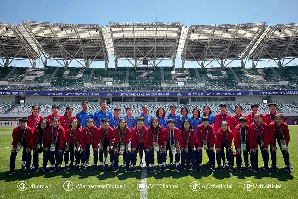 U17 nữ Việt Nam làm quen sân thi đấu tại Trung tâm thể thao Tô Châu trước trận gặp Australia. Ảnh: VFF