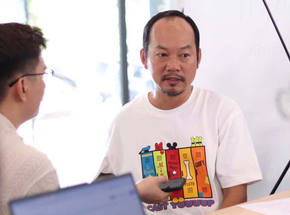 Artist Long Dep Trai talks with reporters. Photo: DI PY.