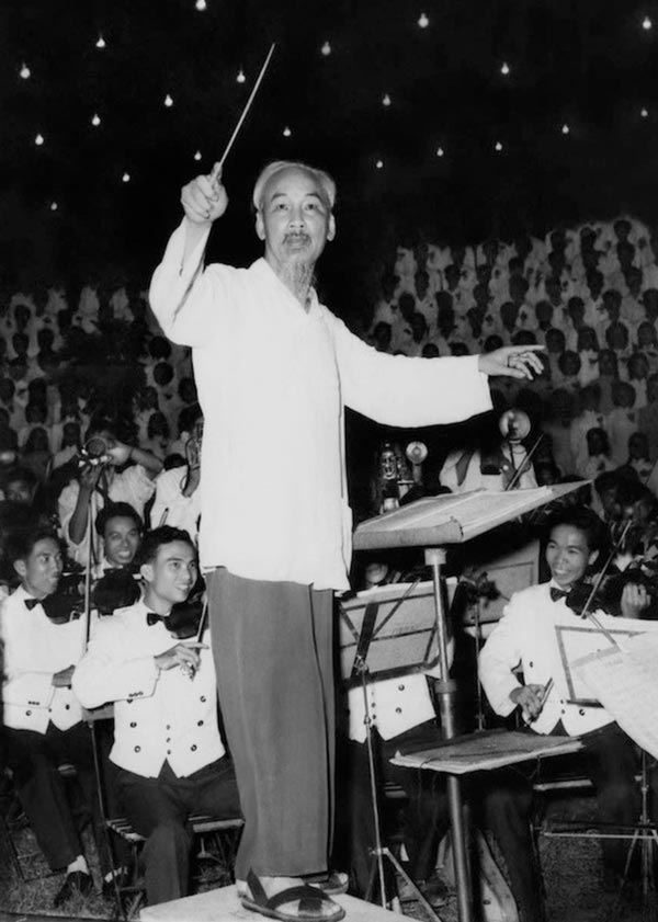 El tío Ho toma el ritmo de la canción Ket Doan. Foto: El difunto artista fotográfico Lam Hong Long (foto de archivo TTXVN)