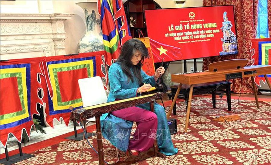 A cultural performance in the program "Towards the Roots" at the Vietnam House in Washington D.C on April 26. Photo: VNA