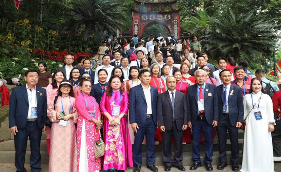 The overseas Vietnamese delegation includes more than 60 delegates from 20 countries and territories to offer incense at the Hung Temple historical relic site, Phu Tho province. Source: State Committee for Overseas Vietnamese Affairs