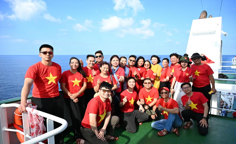 Đoàn đại biểu kiều bào đến thăm động viên cán bộ Nhà giàn DK01 tháng 4.2026. Nguồn: Ủy ban Nhà nước về Người Việt Nam ở nước ngoài