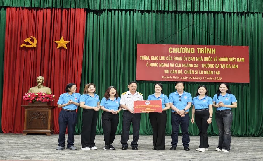 Câu lạc bộ Hoàng Sa - Trường Sa tại Ba Lan trao tặng dự án vườn rau xanh trị giá 250 triệu đồng cho đảo Trường Sa Lớn, ngày 8.12.2025. Ảnh: Ủy ban Nhà nước về người Việt Nam ở nước ngoài