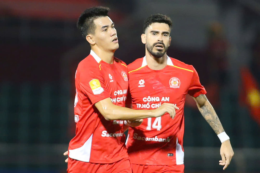 Tien Linh (left) scores the first goal after a 17-match goalless streak. Photo: Thanh Vu