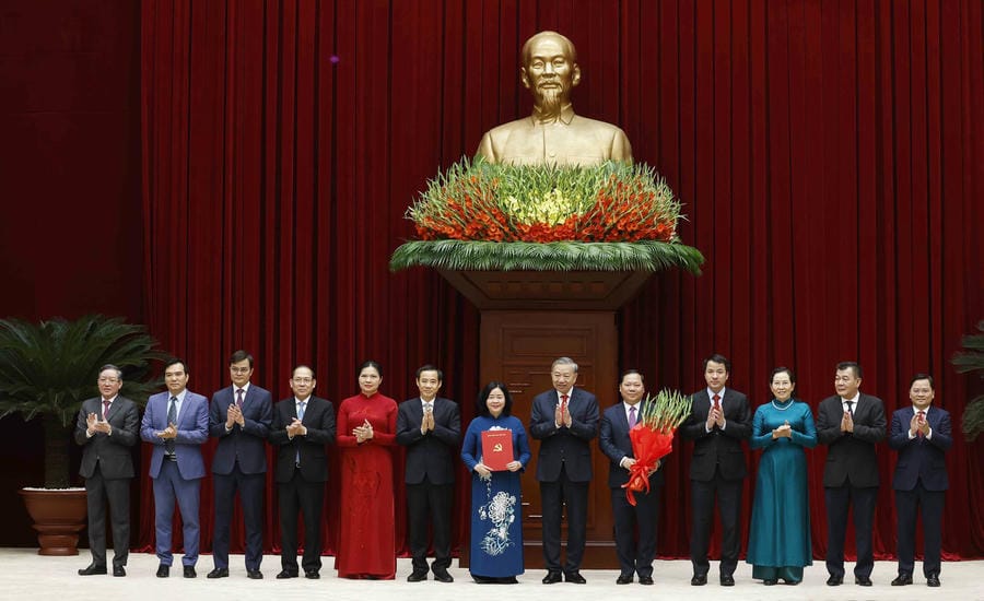 El Secretario General y Presidente del Estado, To Lam, entrega la Decisión de designación para participar en el Comité Ejecutivo, el Comité Permanente, el Secretario, el Subsecretario del Comité del Partido del Frente de la Patria de Vietnam, las organizaciones centrales para el mandato 2025-2030. Foto matran. org