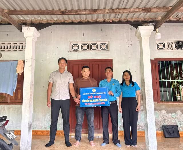 Quang Tri Provincial Labor Federation supports the repair of "Trade Union Shelter" houses for workers in difficult circumstances. Photo: Quang Tri Trade Union