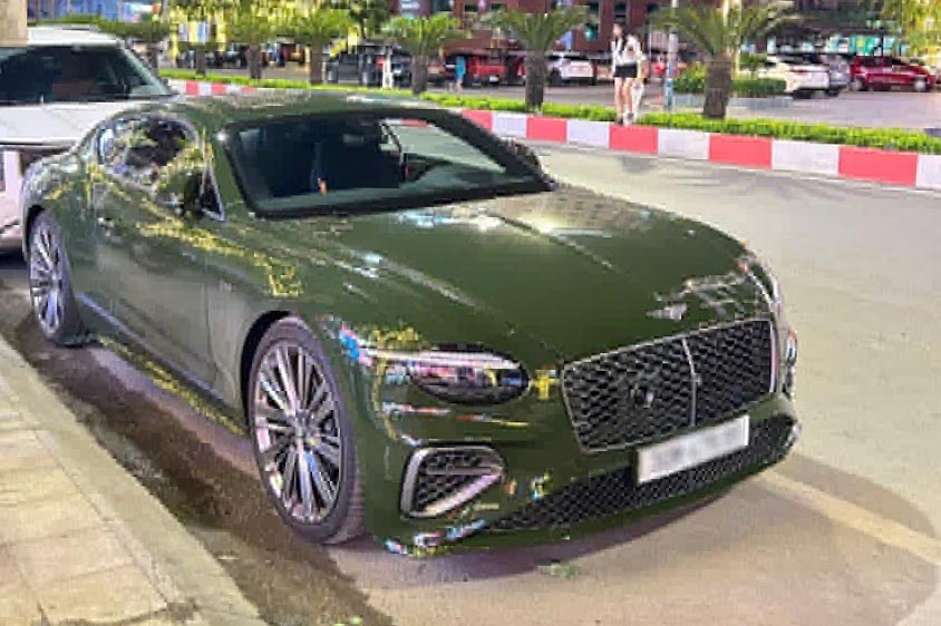 El Bentley Continental GT Speed First Edition de color verde azulado único acaba de aparecer en Nghệ An, atrayendo la atención de los entusiastas de los automóviles nacionales. Foto: Hoàng Quân