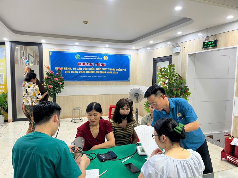 El Sindicato del barrio de Hoang Mai coordina la organización de exámenes médicos y distribución gratuita de medicamentos para los miembros del sindicato y los trabajadores. Foto: Sindicato de Nghe An