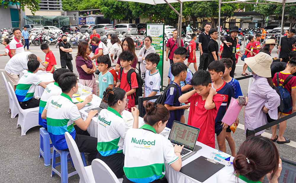 Thousands of young contestants and parents participate in NutiFood 2026 Children's Football Festival in Hanoi. Photo: Organizing Committee
