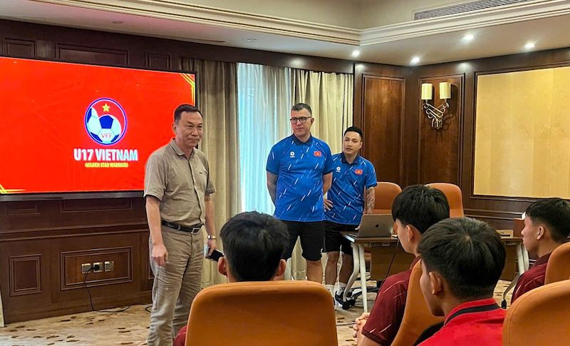 Chủ tịch VFF động viên U17 Việt Nam. Ảnh: VFF