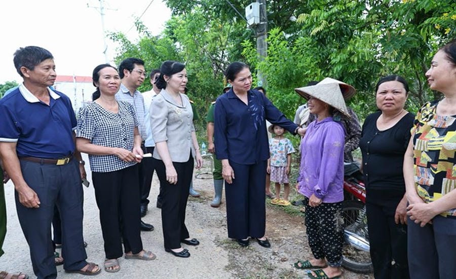 Member of the Party Central Committee, Vice Chairman - Secretary General of the Central Committee of the Vietnam Fatherland Front Ha Thi Nga (middle) and Chairman of the Vietnam Fatherland Front Committee of Bac Ninh province Nguyen Thi Ha (third from the left) visit flood victims in Bac Ninh province, afternoon of October 11, 2025. Photo: Quang Vinh