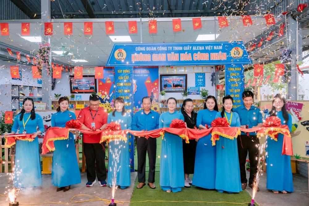 Cắt băng ra mắt 