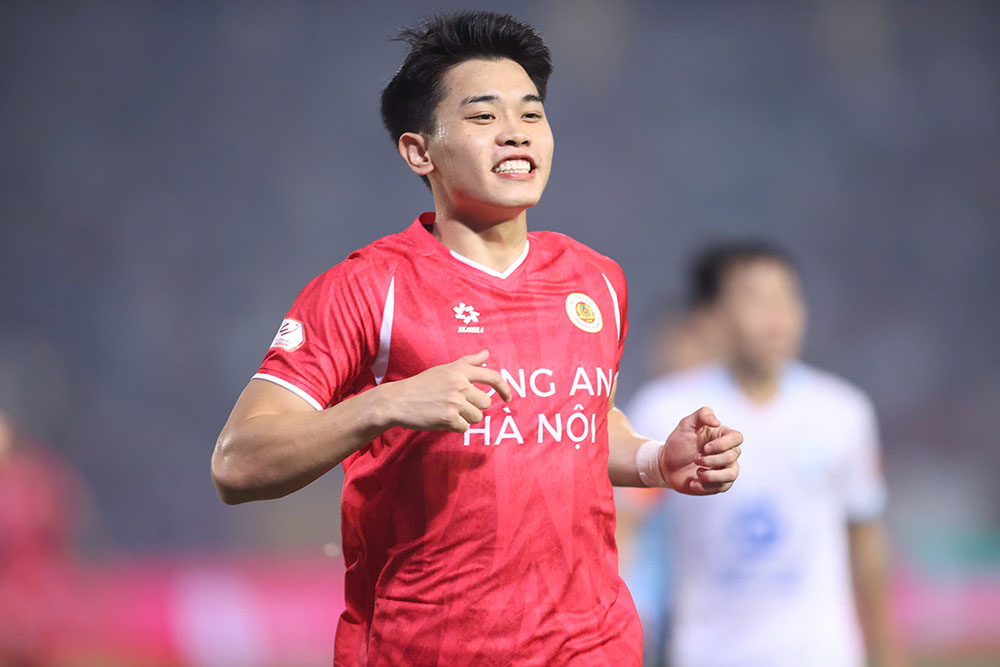 Nguyen Dinh Bac continues to show impressive form in the Hanoi Police shirt. Photo: Minh Dan