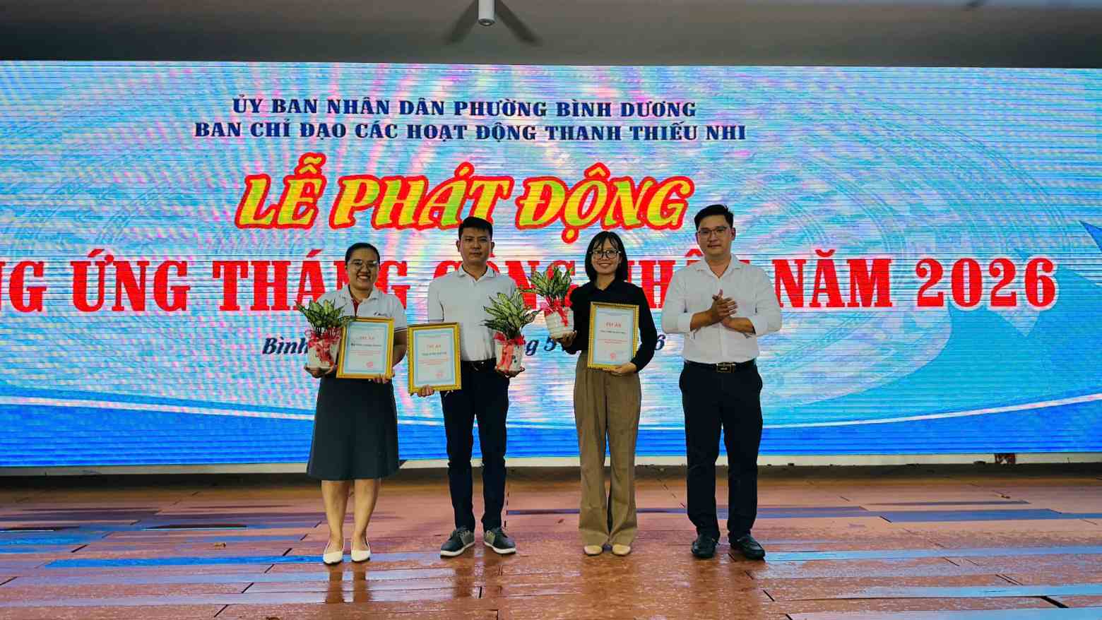 Nguyễn Hữu Lợi - Uỷ viên Thường vụ, Phó Chủ tịch UBND phường, Trưởng Ban chỉ đạo các hoạt động Thanh thiếu nhi phường trao tri ân Ủy ban MTTQ Việt Nam phường đã đồng hành cùng chăm lo cho công nhân lao động. Ảnh: Công đoàn cung cấp