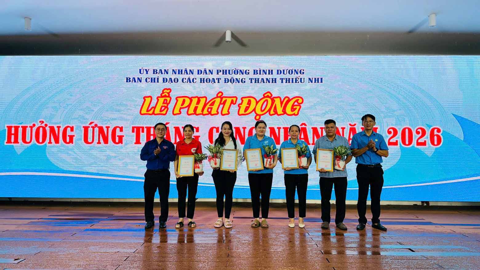 Lãnh đạo UBND phương trao tri ân các đơn vị, chủ nhà trọ đã đồng hành chăm lo đời sống công nhân lao động. Ảnh: Công đoàn cung cấp
