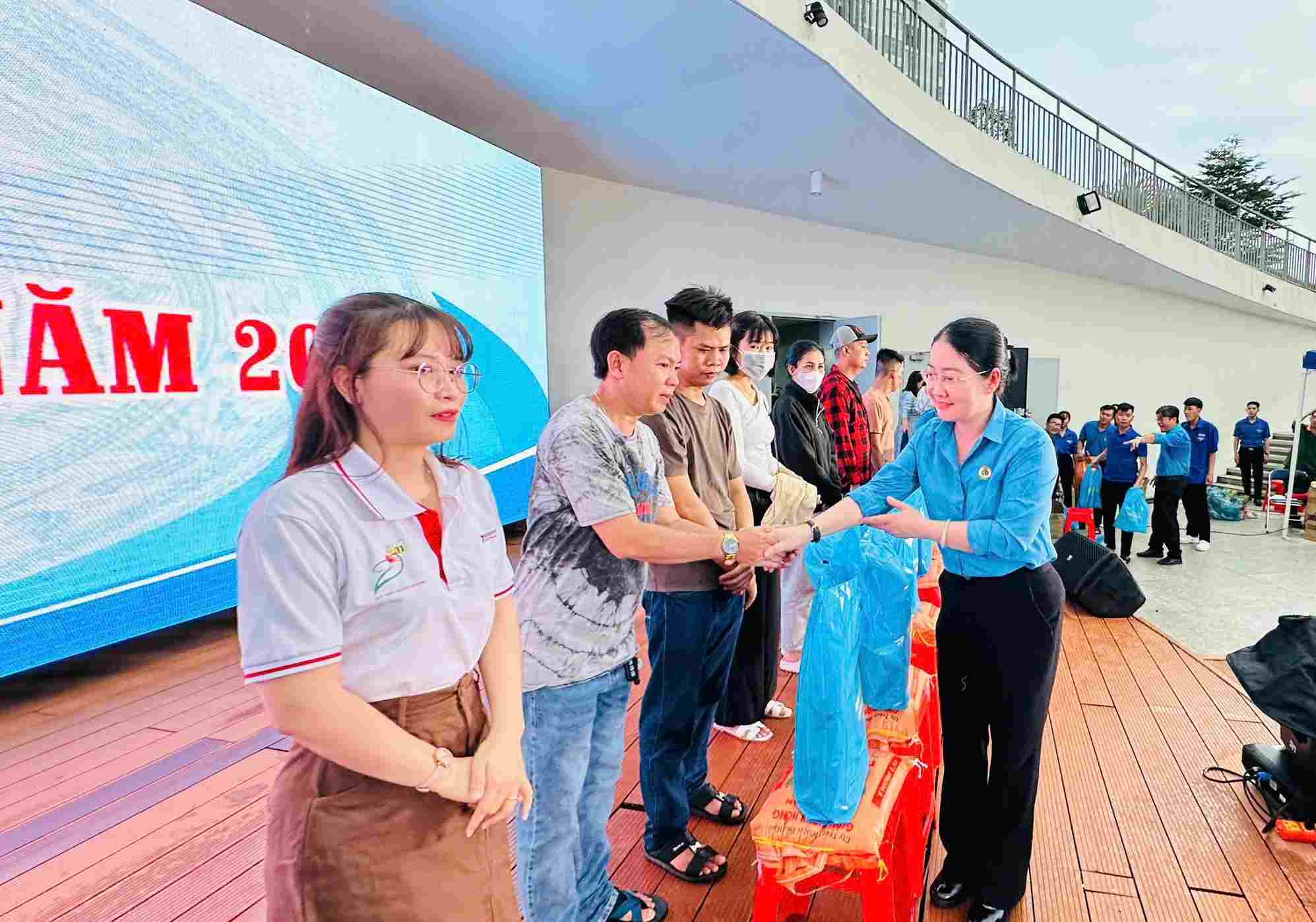 Ms. Nguyen Kim Loan - Vice President of the Ho Chi Minh City Labor Federation attended the program and presented gifts to encourage workers. Photo: Trade Union provided