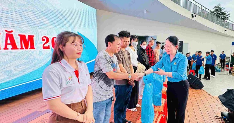 Bình Dương: Tặng quà cho 50 công nhân hoàn cảnh khó khăn