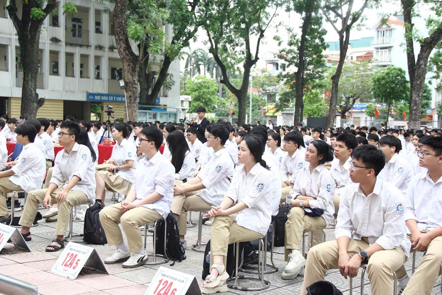 Học sinh lớp 12 tăng tốc chuẩn bị cho kỳ thi tốt nghiệp THPT 2026. Ảnh: Minh Phong
